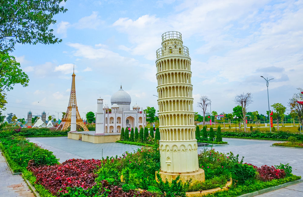 Mô hình tháp nghiêng Pisa và các kỳ quan thế giới tại nội khu đô thị Việt Hàn Phổ Yên