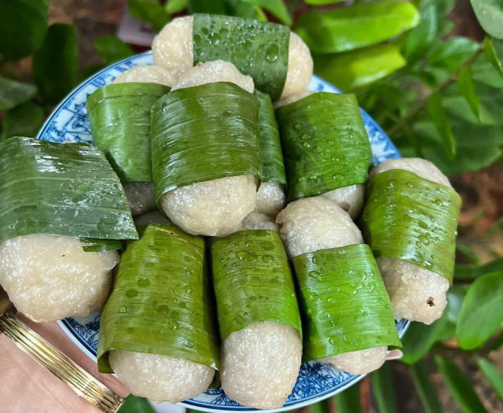 Đĩa bánh sắn Hiền Lương gói lá chuối thơm nức mộc mạc
