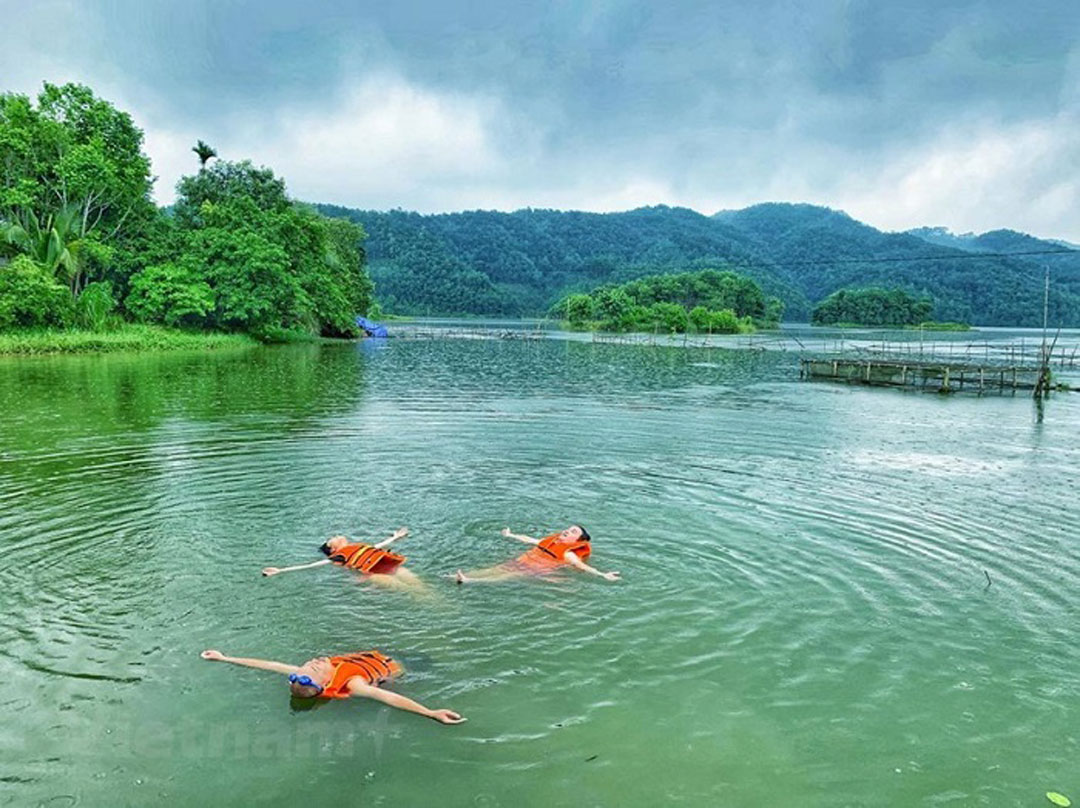 Tắm thác Vòi Rồng và Ao Xanh Đầm Vân Hội