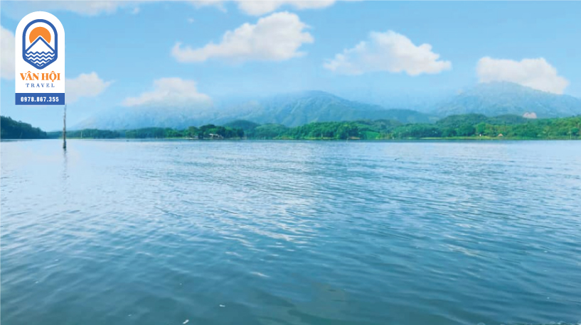 Cảnh hồ nước Đầm Vân Hội