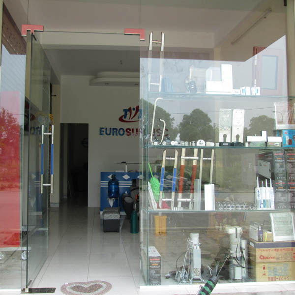 Cửa kính cường lực 1 cánh ngăn phòng — Căn hộ