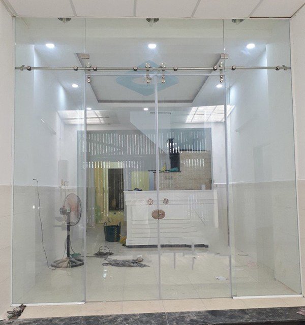 Cửa thủy lực + vách văn phòng