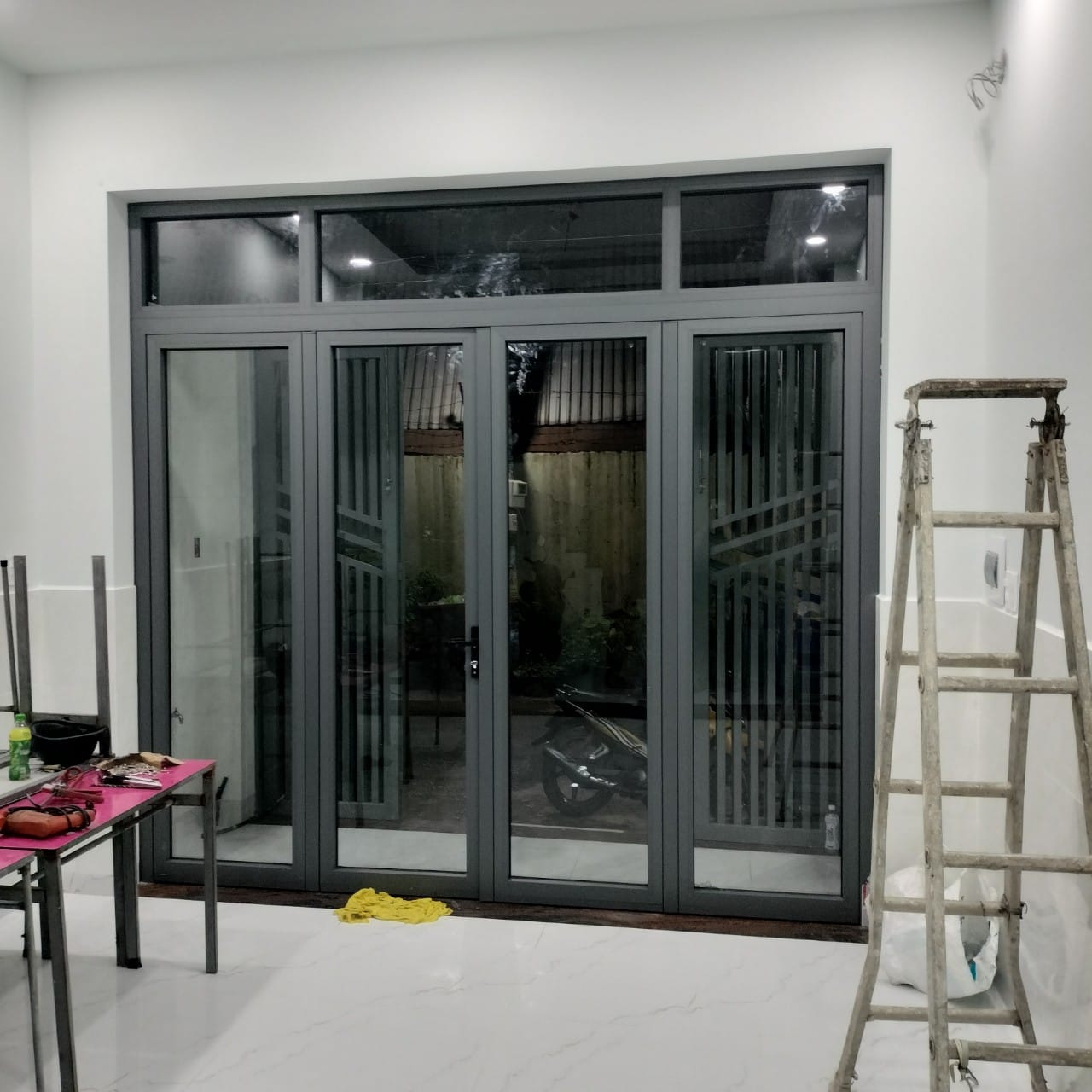 Cửa kính cường lực mặt tiền tại Đống Đa — Nam Phong Glass