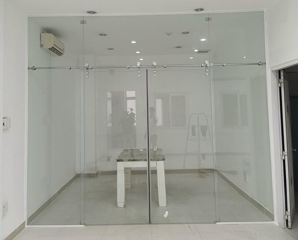 Lắp đặt cửa kính lùa treo ray inox tại Bà Triệu Hai Bà Trưng