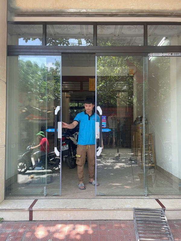 Vách kính mặt tiền showroom