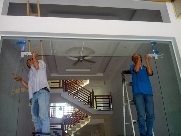 Đội thợ nhôm kính Nam Phong lắp đặt cửa kính cường lực