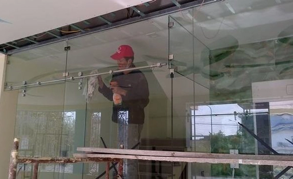 Lắp đặt tấm kính cường lực mới thay thế