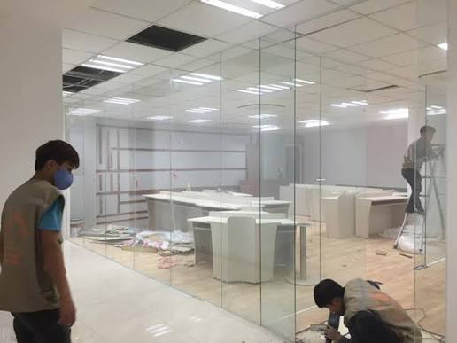 Thợ nhôm kính Nam Phong thi công lắp đặt vách kính cường lực