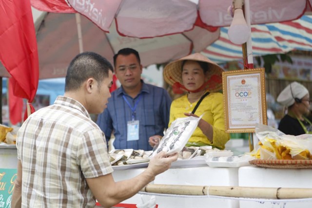 Gian hàng đặc sản bánh sắn Hiền Lương tại hội chợ OCOP Phú Thọ