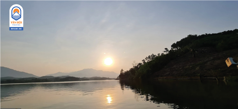bình minh đầm vân hội sắc vàng rực rỡ