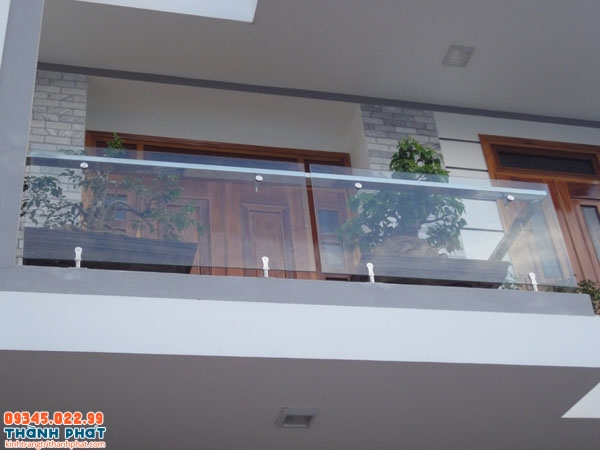 Lan can kính ban công biệt thự tại Hà Nội — Nam Phong Glass