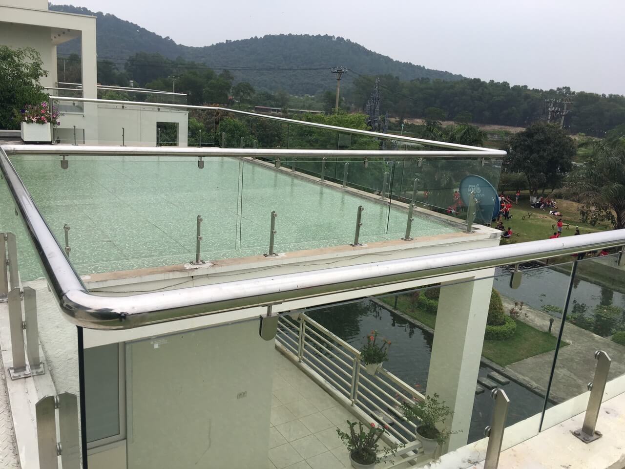 Lan can kính trụ inox 304 ban công mặt tiền