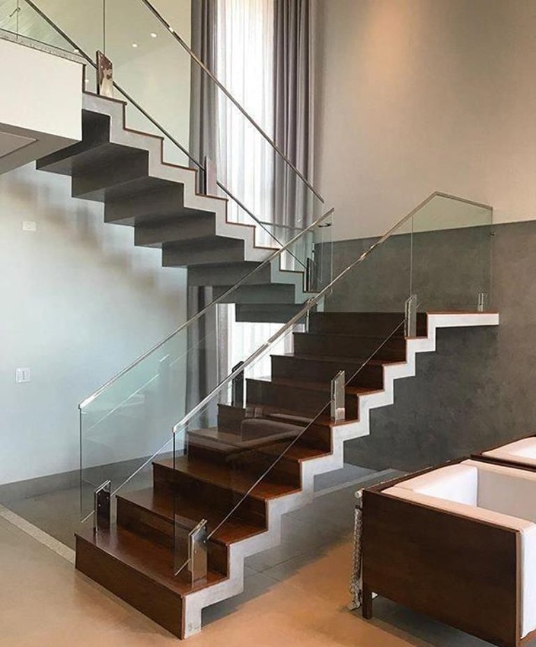 Cầu thang kính tay vịn gỗ tự nhiên
