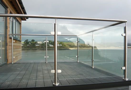 Lan can kính ban công trụ inox 304