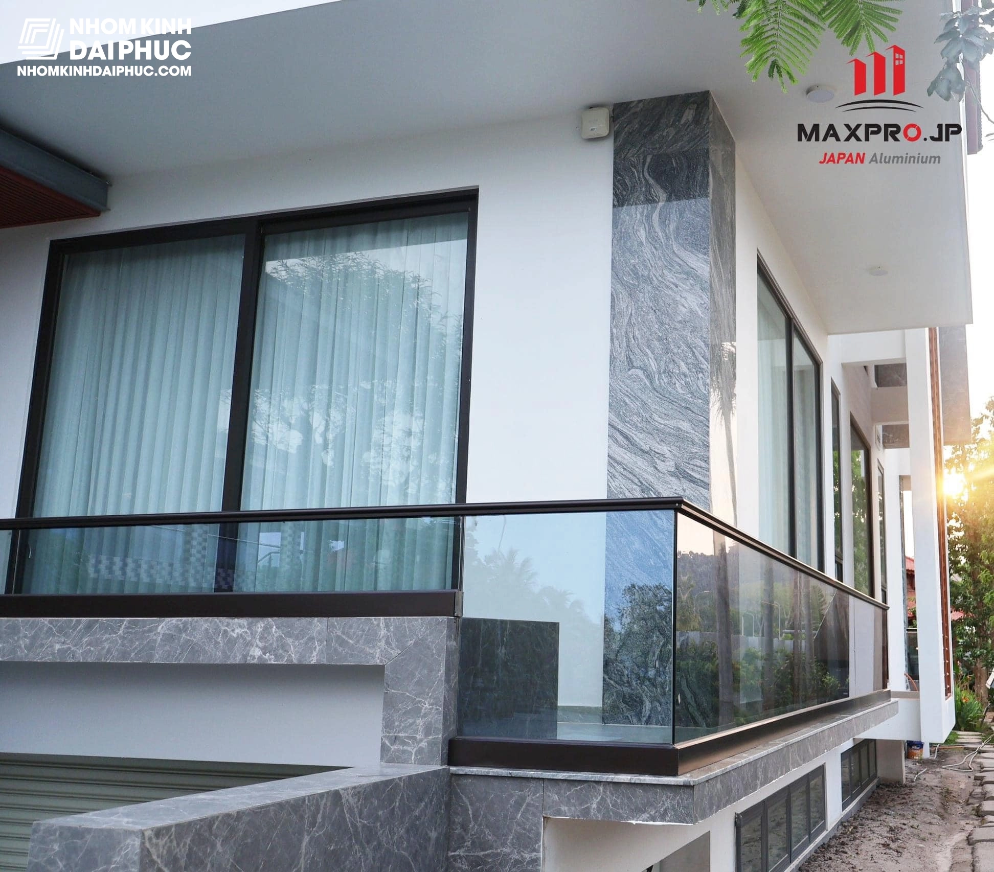 Lan can nhôm Xingfa kết hợp kính