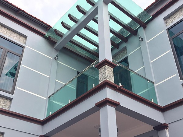 Cầu thang kính tay vịn gỗ Bồ Đề