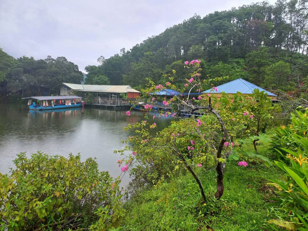 Nhà nổi đầm Vân Hội