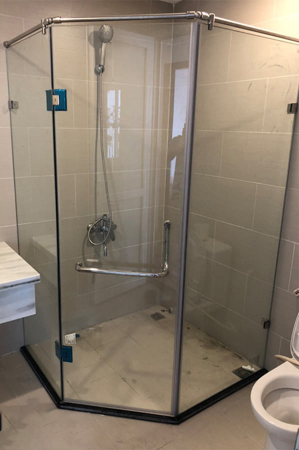Vách kính nhà tắm không cửa (walk-in)