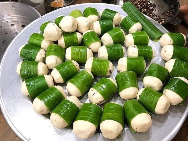 Nặn bánh sắn và gói lá chuối thủ công