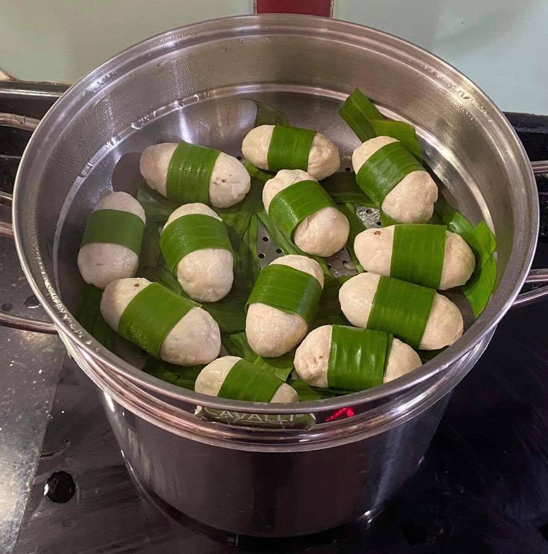 Hấp cách thủy bánh sắn trong nồi