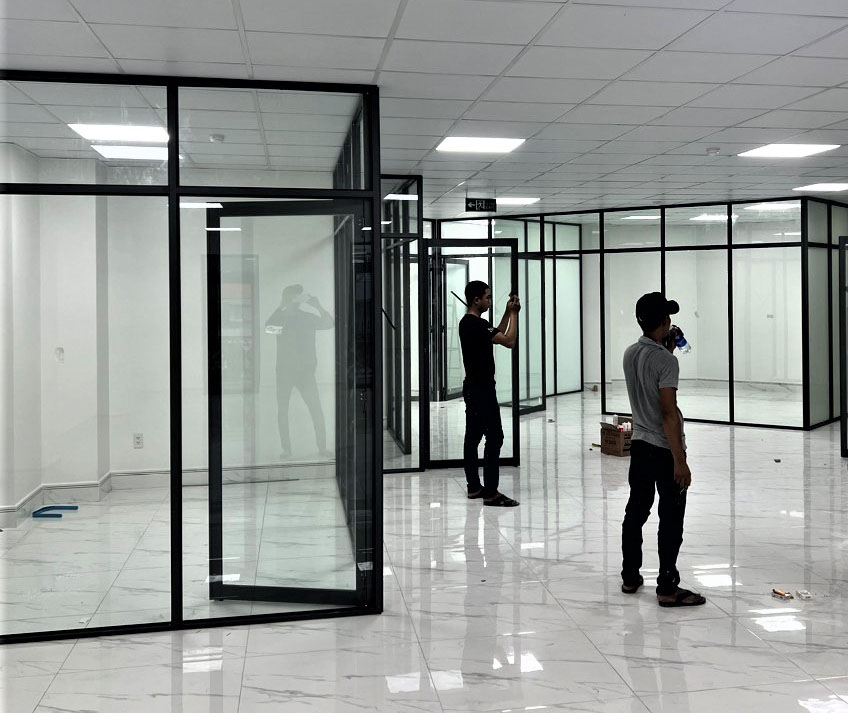 Vách ngăn kính khung nhôm hệ chắc chắn