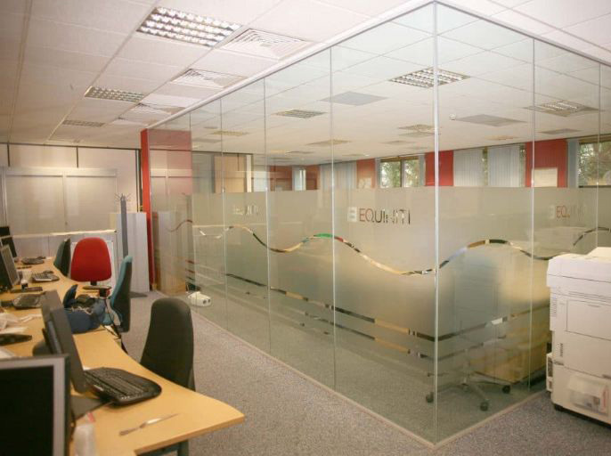 Vách kính phòng họp dán phim mờ riêng tư