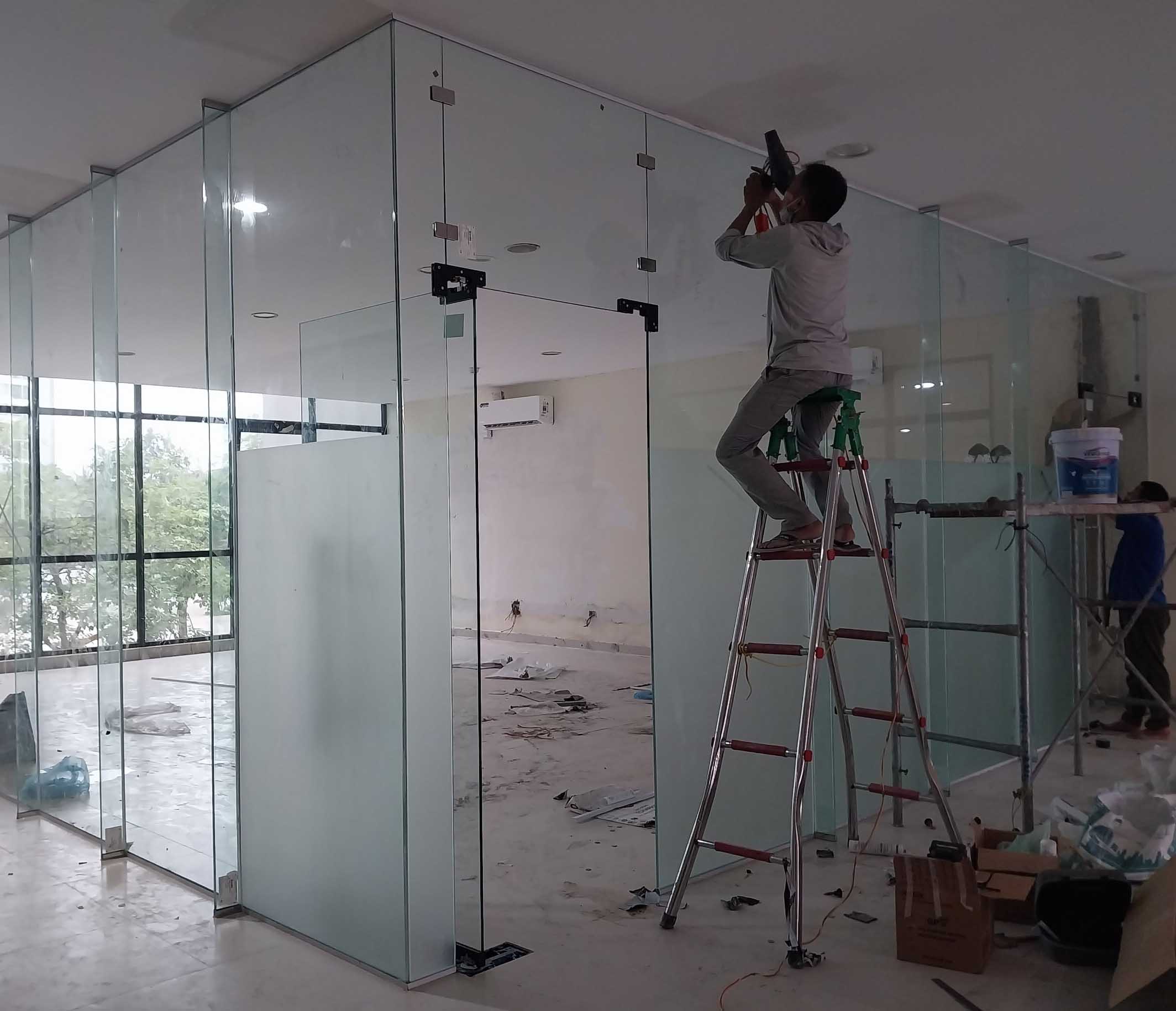 Vách kính dán phim mờ logo — Lê Văn Lương
