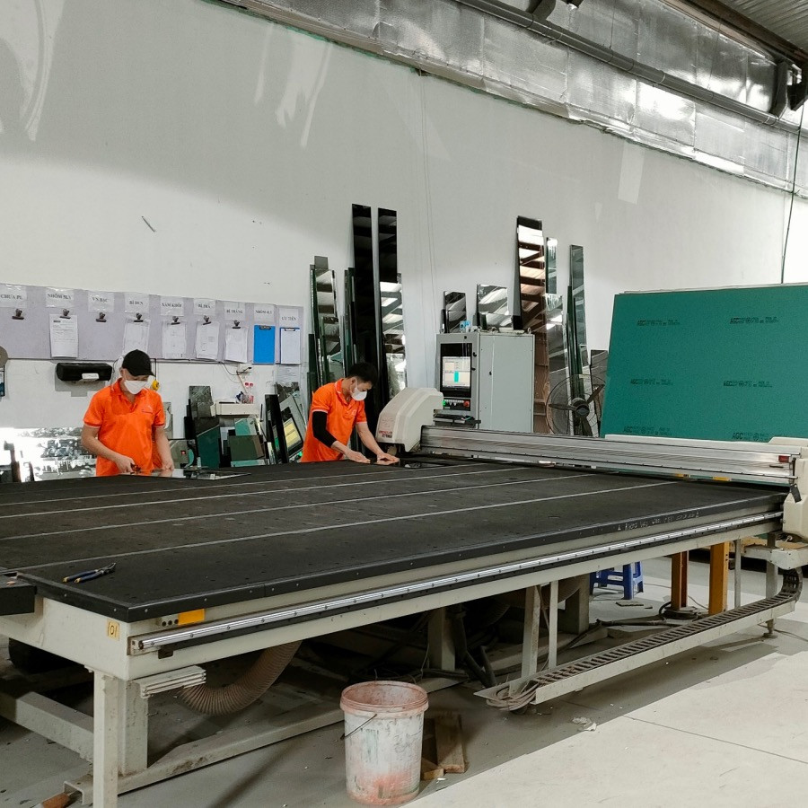 Máy cắt kính tự động CNC tại nhà xưởng