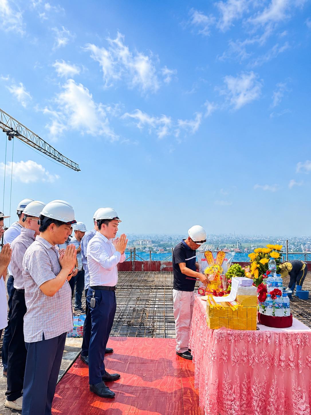 Ban lãnh đạo làm lễ dâng hương cất nóc tòa CT5 Việt Hàn Capital