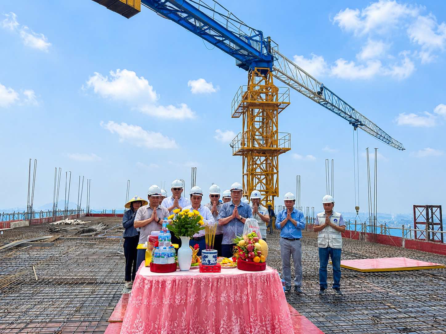 Đại diện Chủ đầu tư và kỹ sư thi công tại lễ cất nóc tòa CT5