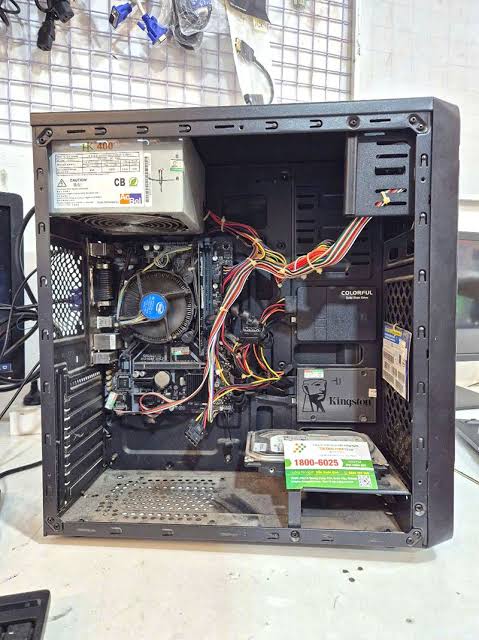 Kỹ thuật viên kiểm tra dữ liệu trước khi cài lại Windows tại nhà