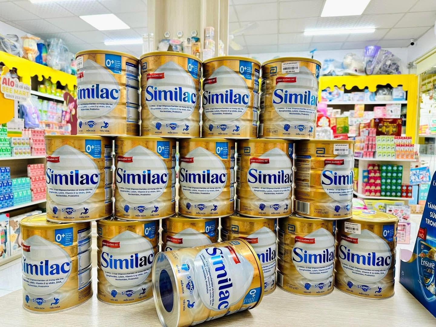 Kệ trưng bày các dòng sữa bột chính hãng cho bé tại Bee Mart Hạ Hòa