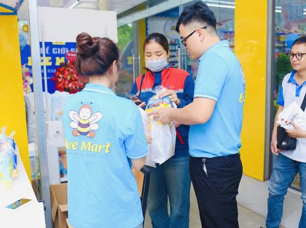 Nhân viên Bee Mart Hạ Hòa trao hàng trực tiếp cho khách mua sữa bỉm