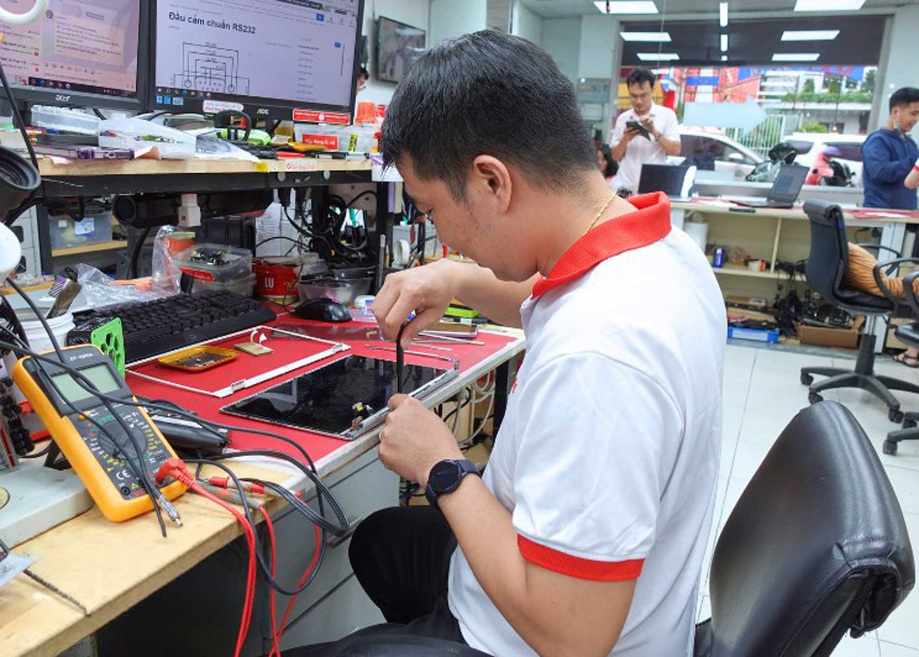 Thay màn hình bàn phím laptop tại nhà ở Hạ Hòa