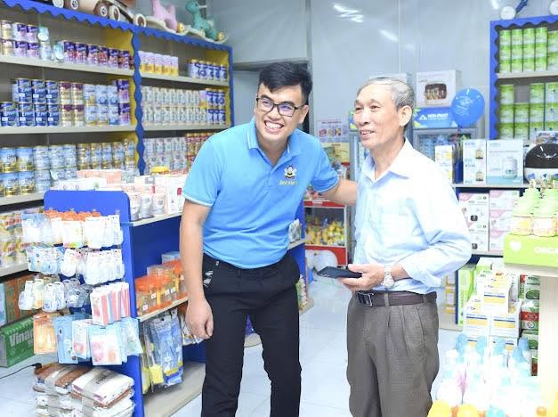 Nhân viên Bee Mart Hạ Hòa tư vấn tận tâm cho khách hàng chọn sữa bỉm
