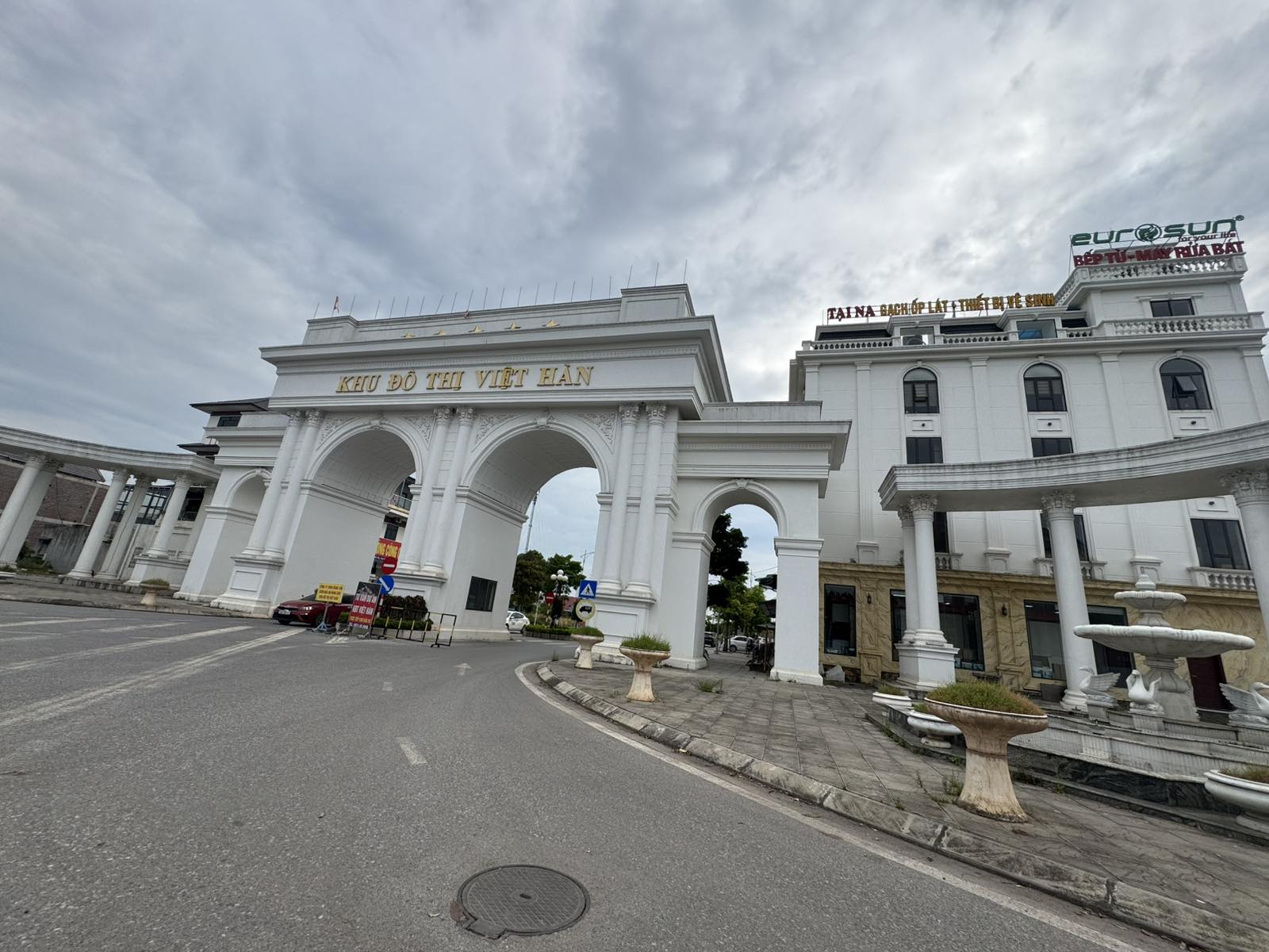 Cổng chào chính Khu đô thị Việt Hàn lối vào dự án NOXH Việt Hàn Capital ngày 14/09/2026