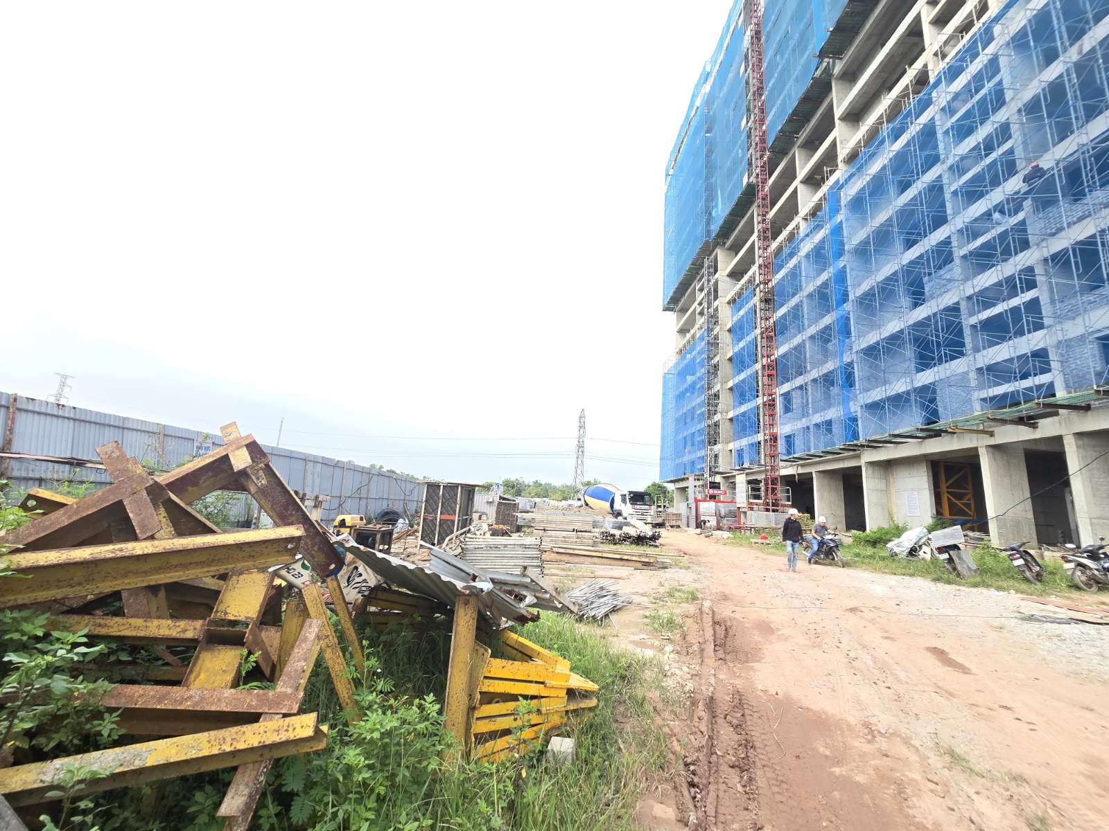 Đường công vụ và bãi tập kết vật tư thi công tòa CT5 NOXH Việt Hàn Capital ngày 23/09/2026