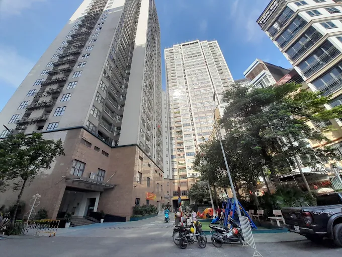 Lối vào tháp căn hộ và khuôn viên sân chơi Sun Square