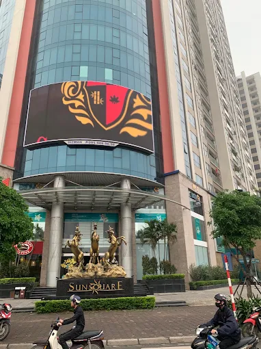 Sảnh chính và cụm tượng biểu tượng tòa nhà Sun Square 21 Lê Đức Thọ