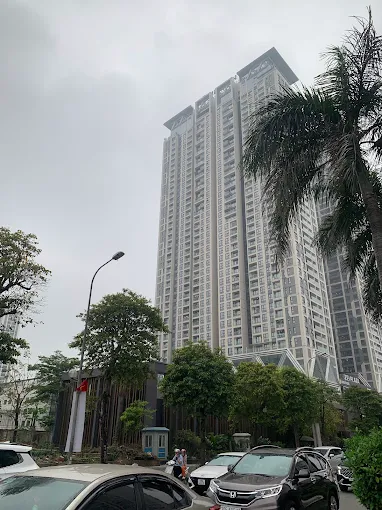 Tháp căn hộ Sun Square nhìn từ đường Lê Đức Thọ