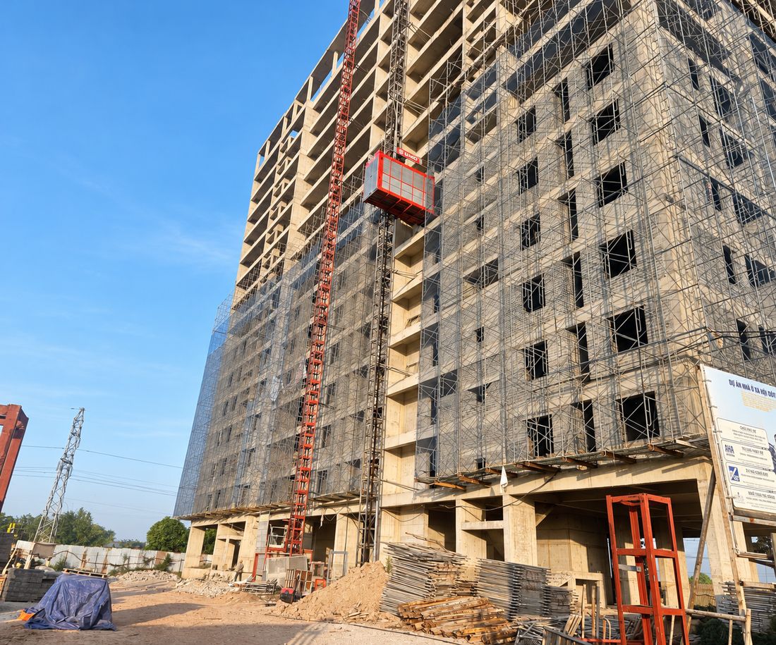 Cận cảnh biển bảng và công nhân thi công tòa CT5 NOXH Việt Hàn Capital ngày 19/10/2026