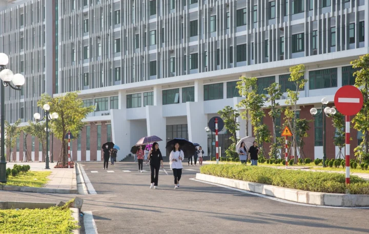 Cổng chính Đại học Quốc gia Hà Nội tại Hòa Lạc