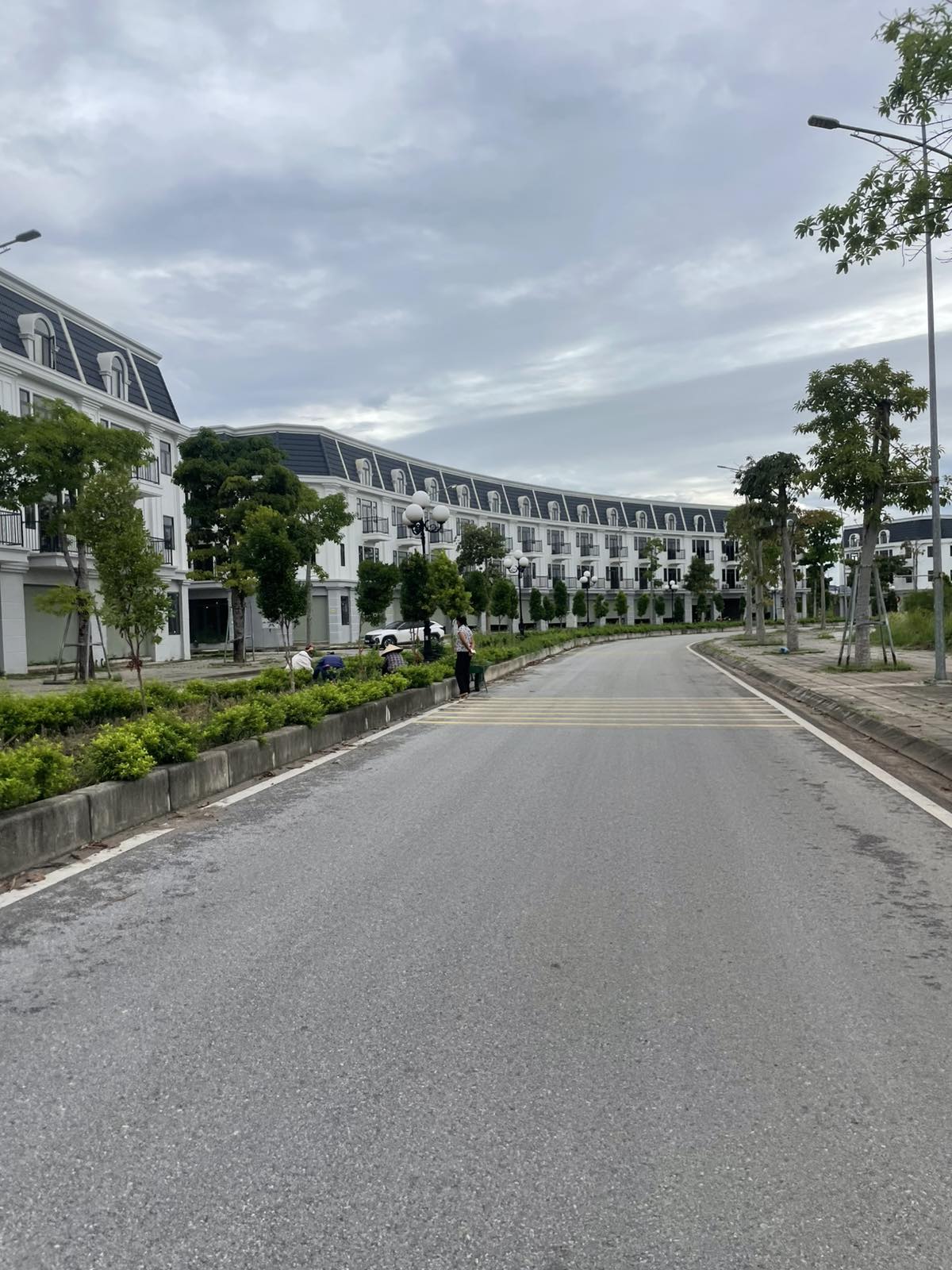 Công nhân nhổ cỏ và chăm sóc cây xanh dọc dãy shophouse KĐT Việt Hàn ngày 05/10/2026