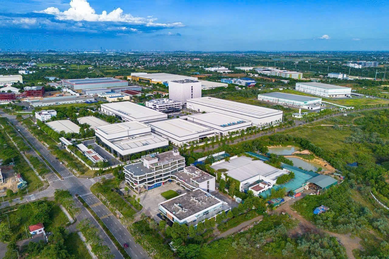 Đội ngũ chuyên viên Đất Nền Hòa Lạc khảo sát thực địa thửa đất