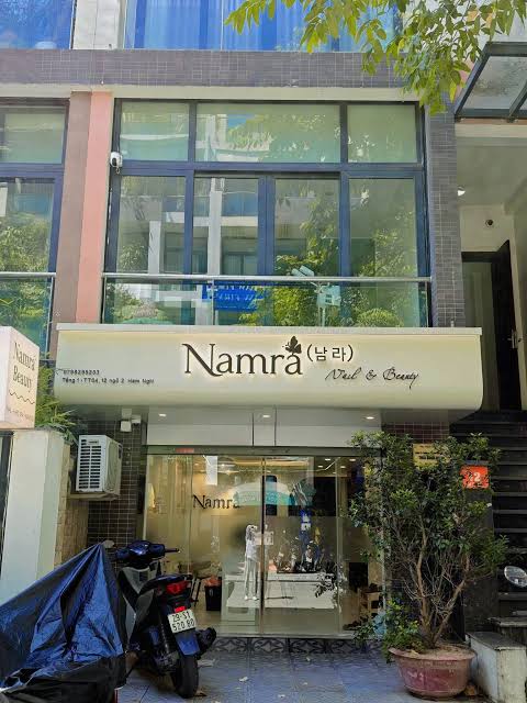 Mặt tiền cửa hàng spa nail tại ngõ lớn đông đúc Mỹ Đình