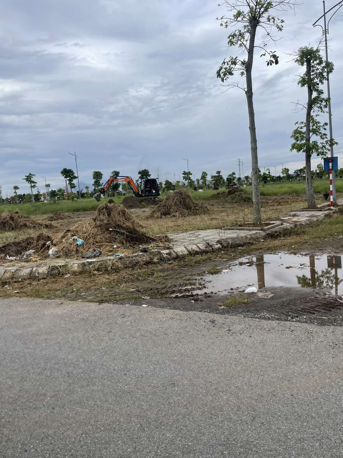 Máy xúc dọn dẹp mặt bằng khu vực đồi Núi Thần Tài Khu đô thị Việt Hàn ngày 05/10/2026