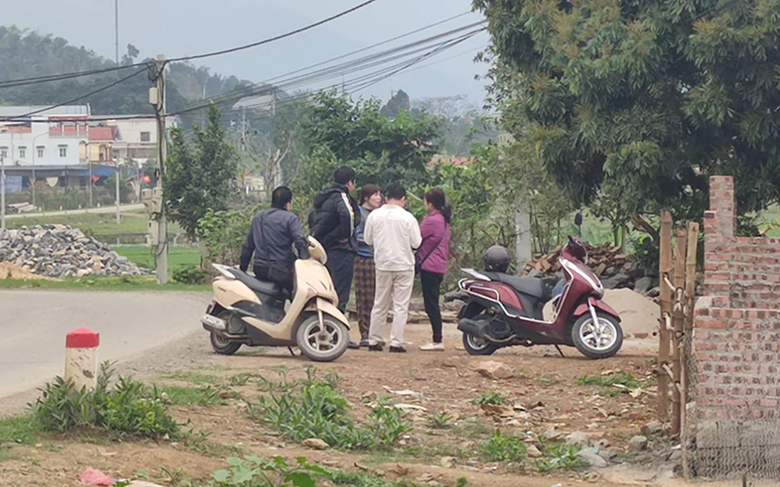 Môi giới dẫn khách hàng khảo sát thực địa thửa đất nền Hòa Lạc