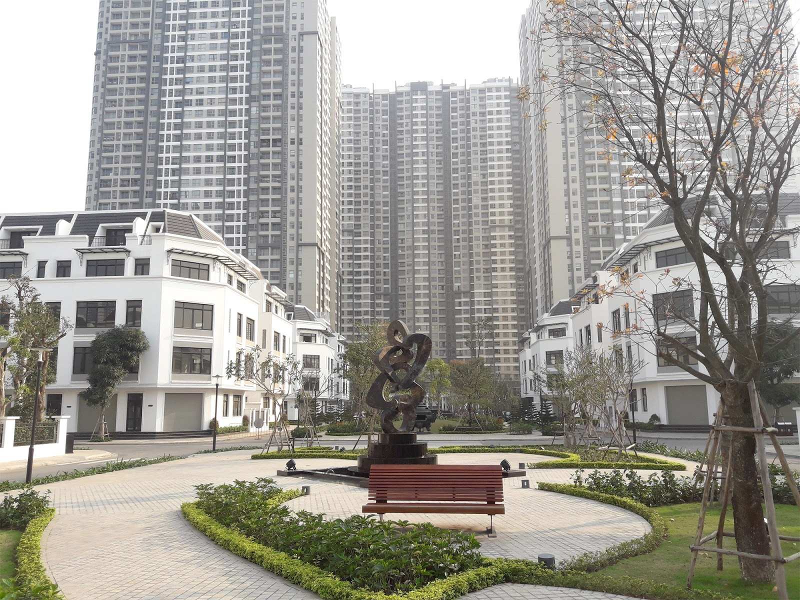 Quảng trường hoa nhài trung tâm The Botanica